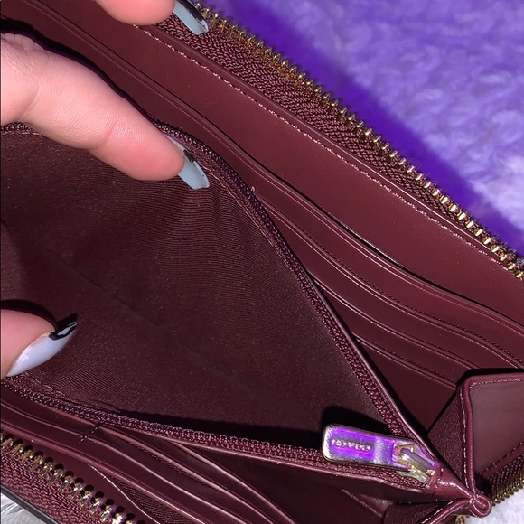 **100% AUTHENTIC** Red acordian zip Coach wallet - Picture 6 of 7